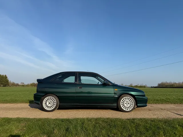 A green Lancia Delta HPE in profile